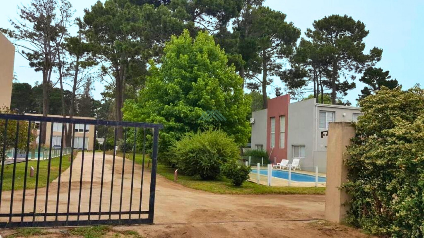 EN ALQUILER ANUAL - OSTENDE - PINAMAR - DUPLEX 3 AMBIENTES EN COMPLEJO CERRADO CON PILETA 
