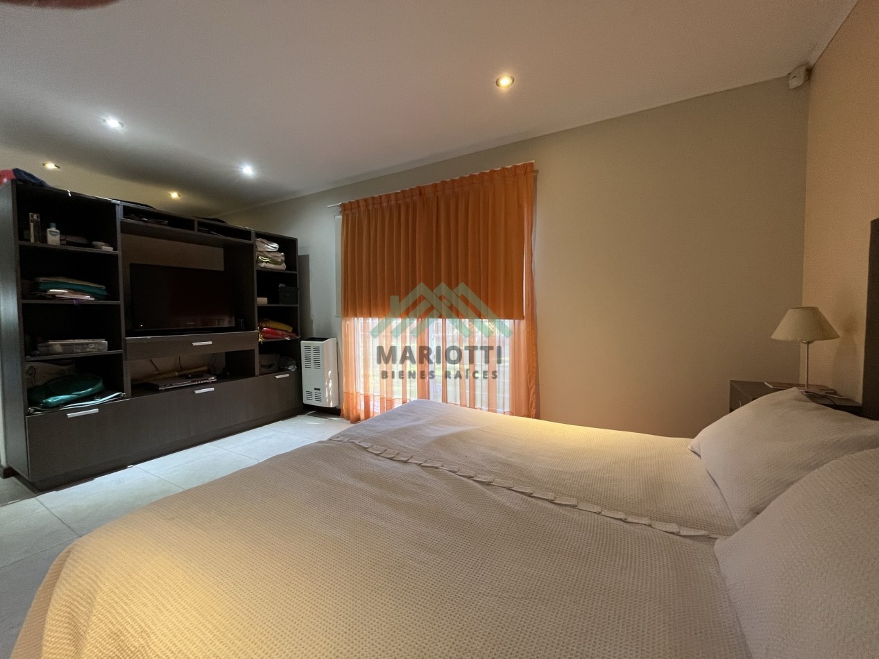 2027 - PINAMAR - EN ALQUILER - MODERNA CASA PARA 6 PERSONAS CON PILETA CERCADA