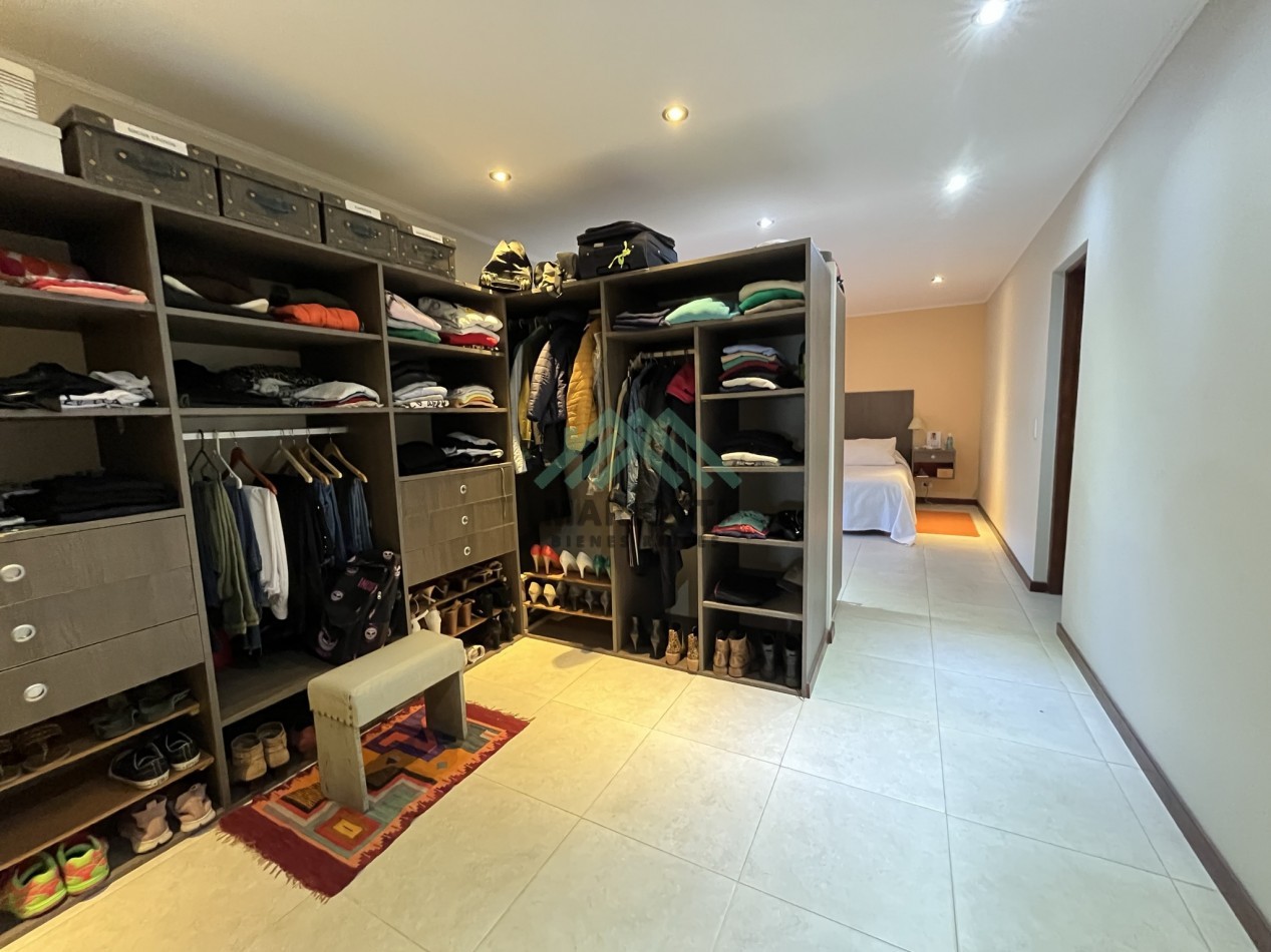 2027 - PINAMAR - EN ALQUILER - MODERNA CASA PARA 6 PERSONAS CON PILETA CERCADA