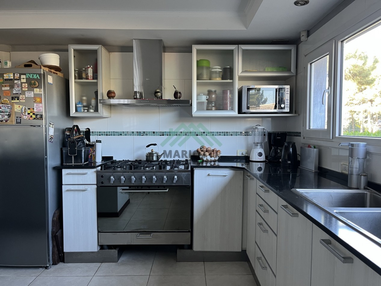 2027 - PINAMAR - EN ALQUILER - MODERNA CASA PARA 6 PERSONAS CON PILETA CERCADA