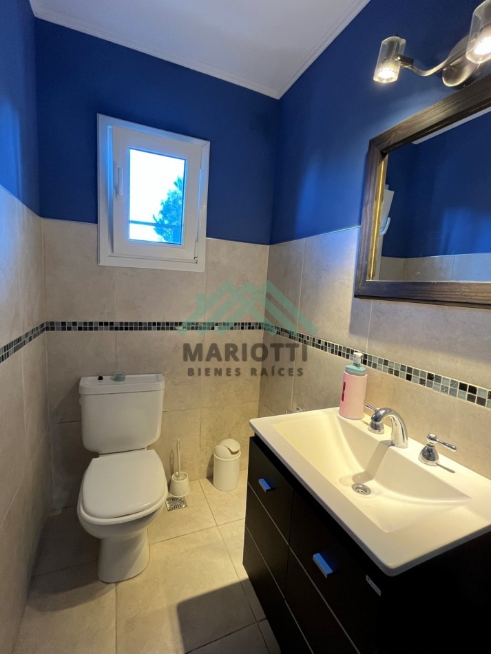 2027 - PINAMAR - EN ALQUILER - MODERNA CASA PARA 6 PERSONAS CON PILETA CERCADA