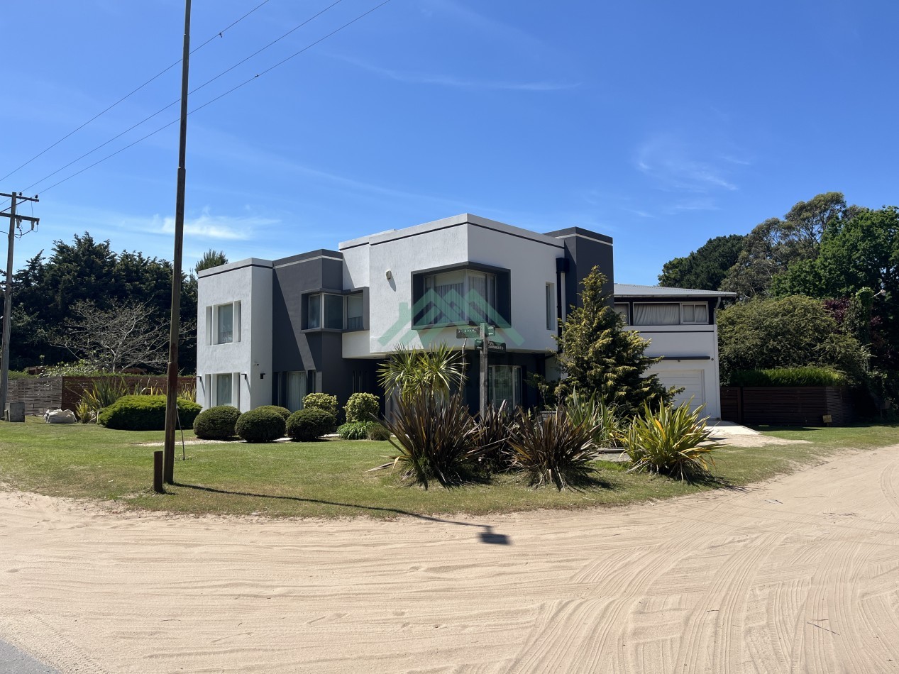 2027 - EN ALQUILER - PINAMAR ZONA NORTE - CASA 4 DORMITORIOS - PILETA