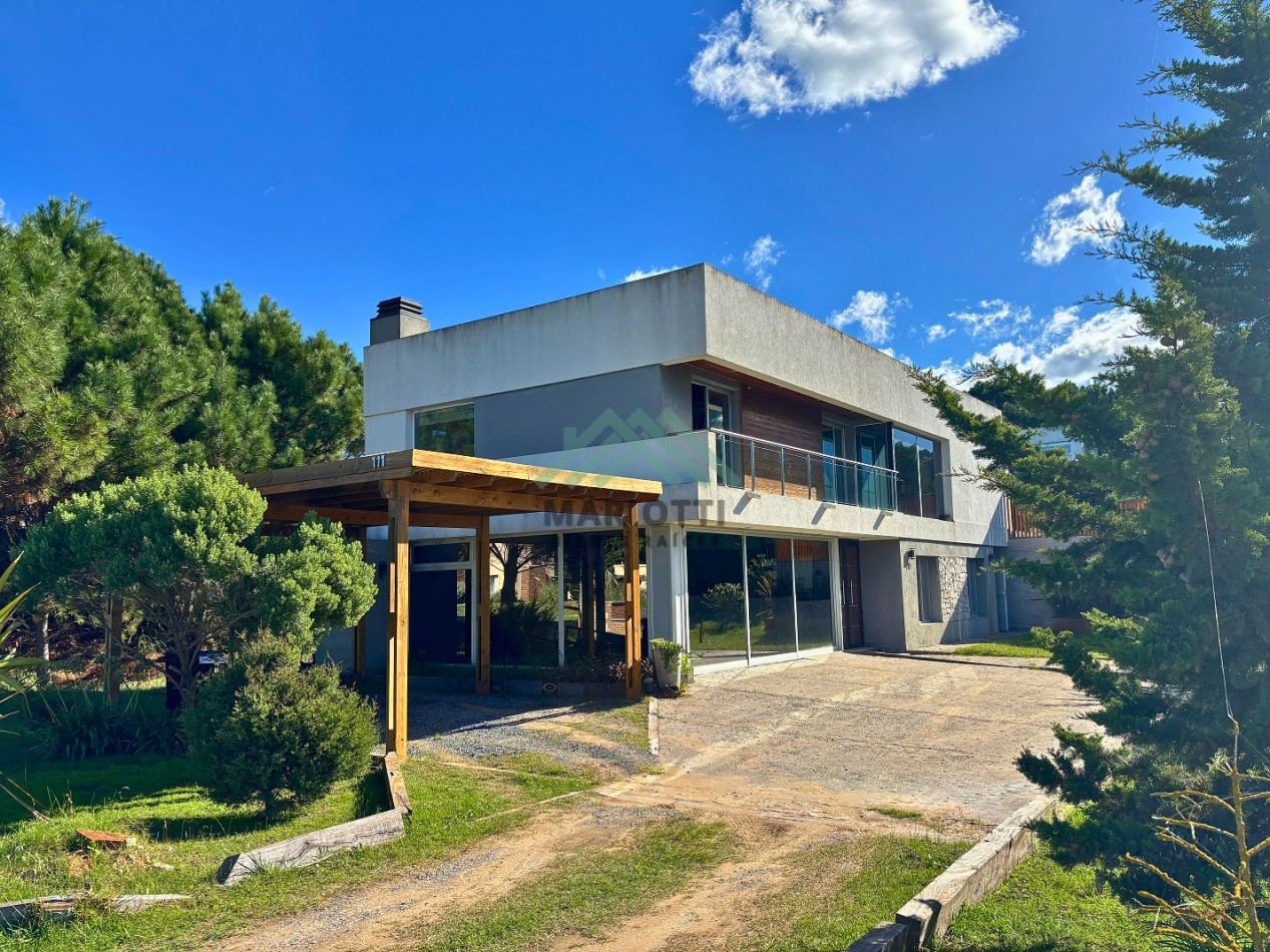 2026 - COSTA ESMERALDA - OPORTUNIDAD - EN VENTA - MODERNA CASA DE HORMIGON 