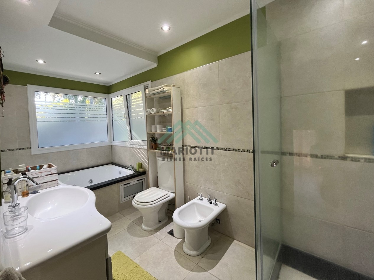 2027 - PINAMAR - EN ALQUILER - MODERNA CASA PARA 6 PERSONAS CON PILETA CERCADA