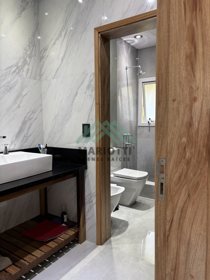 2026 - COSTA ESMERALDA - OPORTUNIDAD - EN VENTA - MODERNA CASA DE HORMIGON 
