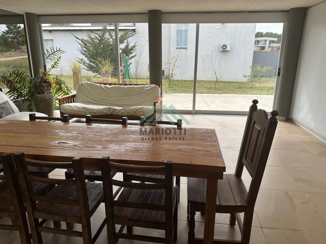 2026 - COSTA ESMERALDA - OPORTUNIDAD - EN VENTA - MODERNA CASA DE HORMIGON 