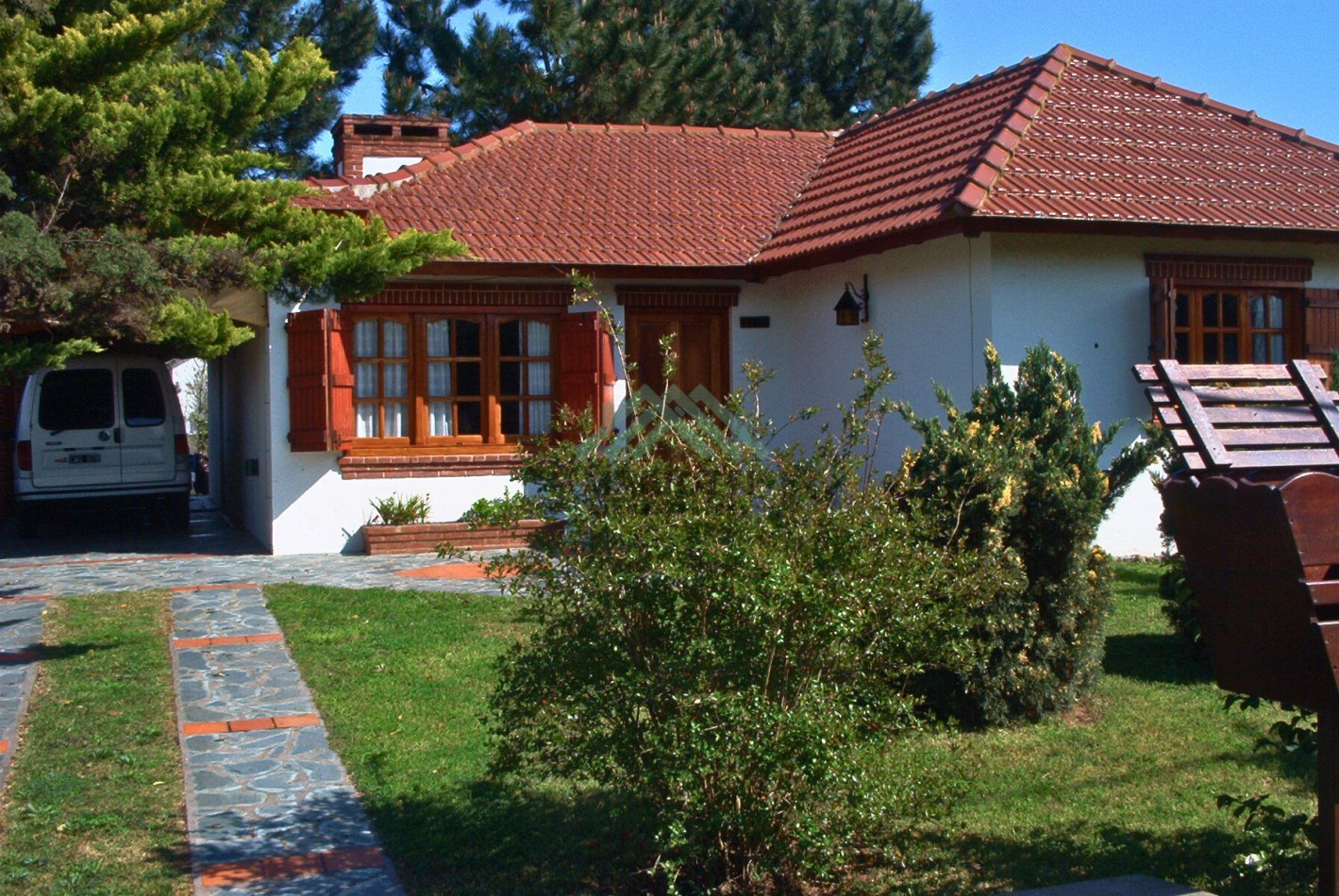 EN VENTA - OSTENDE - CASA Y DEPARTAMENTO EN LOTE MULTIFAMILIAR