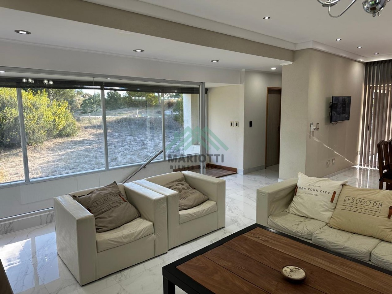 2026 - COSTA ESMERALDA - OPORTUNIDAD - EN VENTA - MODERNA CASA DE HORMIGON 