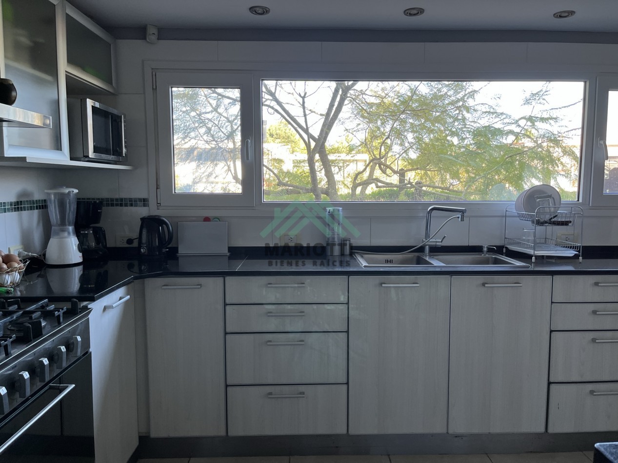 2027 - PINAMAR - EN ALQUILER - MODERNA CASA PARA 6 PERSONAS CON PILETA CERCADA