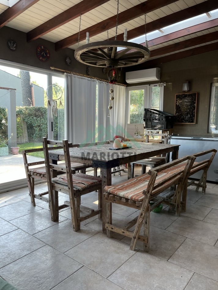 2027 - PINAMAR - EN ALQUILER - MODERNA CASA PARA 6 PERSONAS CON PILETA CERCADA