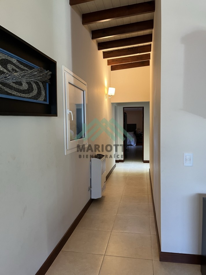 2027 - PINAMAR - EN ALQUILER - MODERNA CASA PARA 6 PERSONAS CON PILETA CERCADA