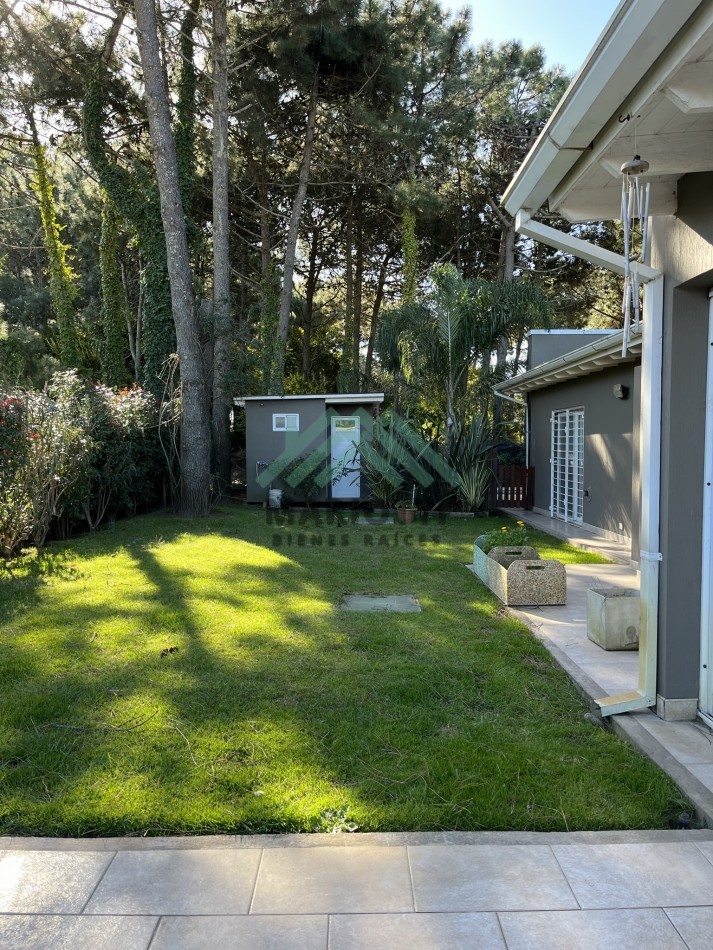 2027 - PINAMAR - EN ALQUILER - MODERNA CASA PARA 6 PERSONAS CON PILETA CERCADA