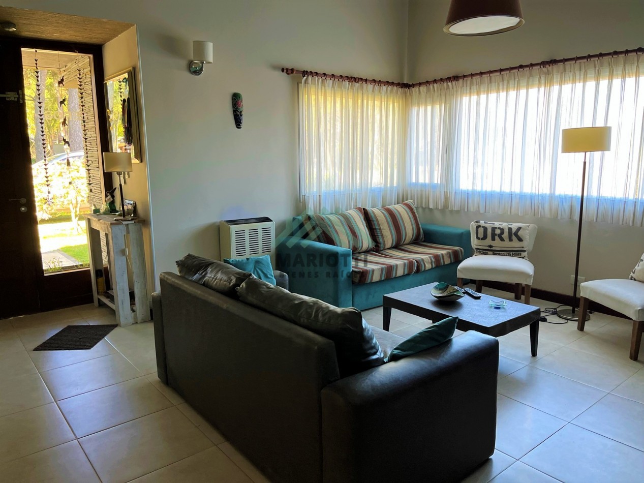 2027 - PINAMAR - EN ALQUILER - MODERNA CASA PARA 6 PERSONAS CON PILETA CERCADA