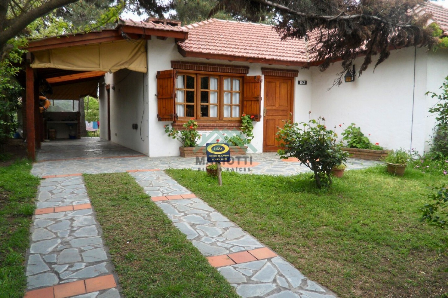 EN VENTA - OSTENDE - CASA Y DEPARTAMENTO EN LOTE MULTIFAMILIAR
