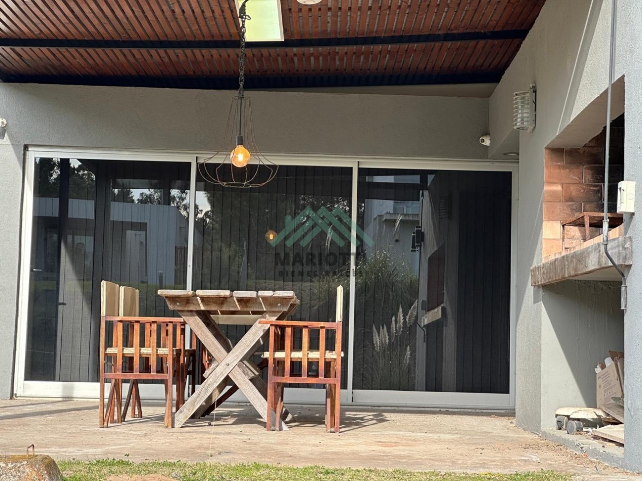 2026 - COSTA ESMERALDA - OPORTUNIDAD - EN VENTA - MODERNA CASA DE HORMIGON 