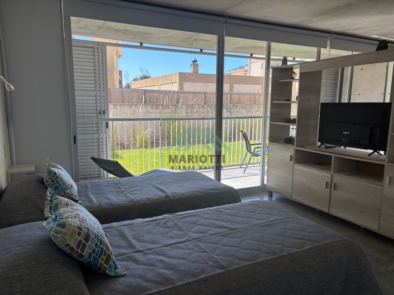 2027 - VALERIA DEL MAR - EN ALQUILER - DEPARTAMENTO PARA 6 CON PILETA