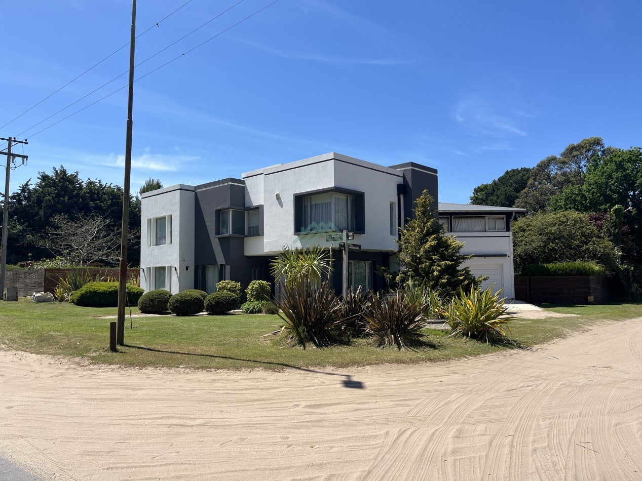 2026 - EN ALQUILER - PINAMAR ZONA NORTE - CASA 4 DORMITORIOS - PILETA