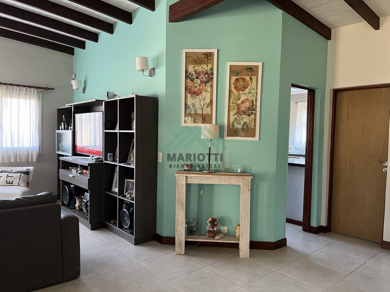 2027 - PINAMAR - EN ALQUILER - MODERNA CASA PARA 6 PERSONAS CON PILETA CERCADA