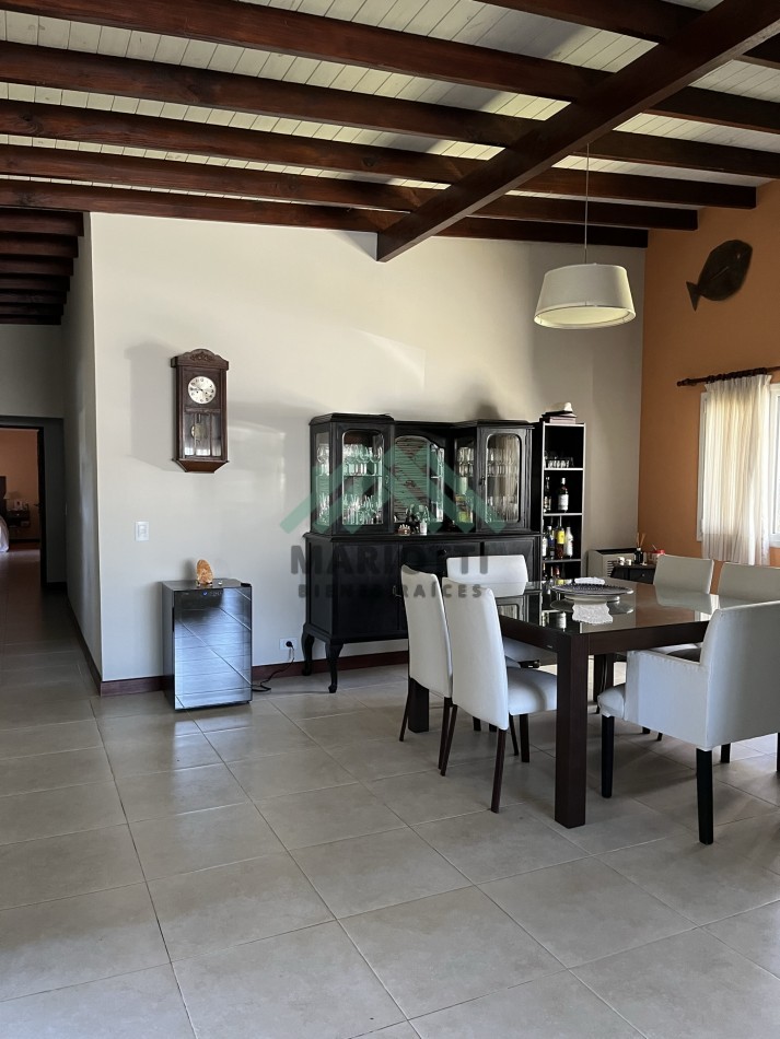 2027 - PINAMAR - EN ALQUILER - MODERNA CASA PARA 6 PERSONAS CON PILETA CERCADA