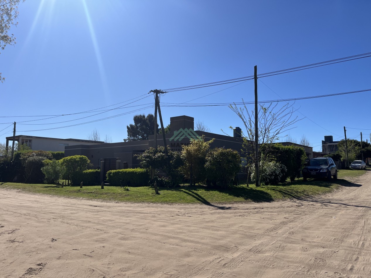2026 - EN ALQUILER - PINAMAR - OSTENDE - MODERNA CASA 3 DORM 3 BAÑOS Y QUINCHO