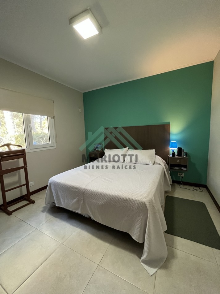 2027 - PINAMAR - EN ALQUILER - MODERNA CASA PARA 6 PERSONAS CON PILETA CERCADA