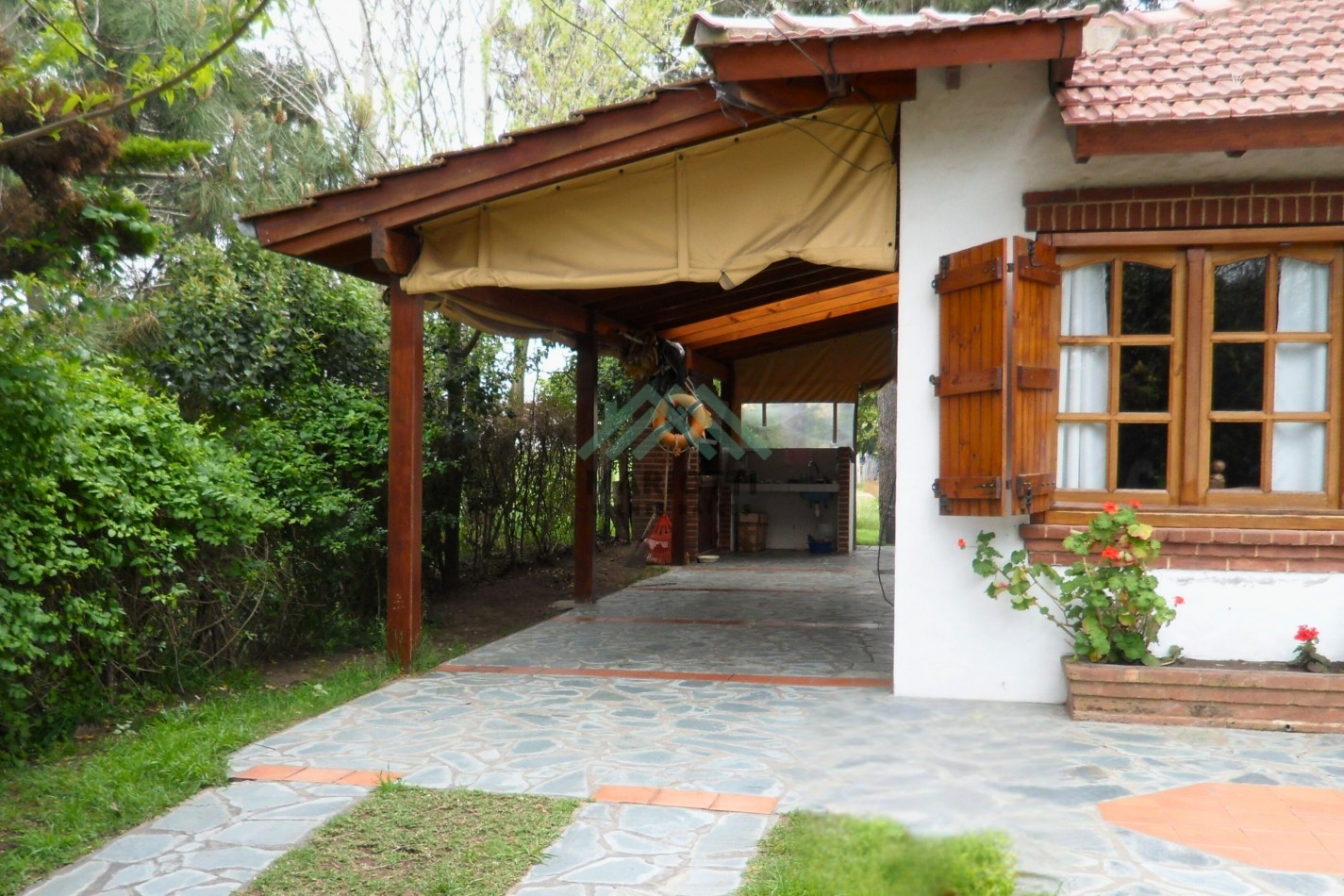 EN VENTA - OSTENDE - CASA Y DEPARTAMENTO EN LOTE MULTIFAMILIAR