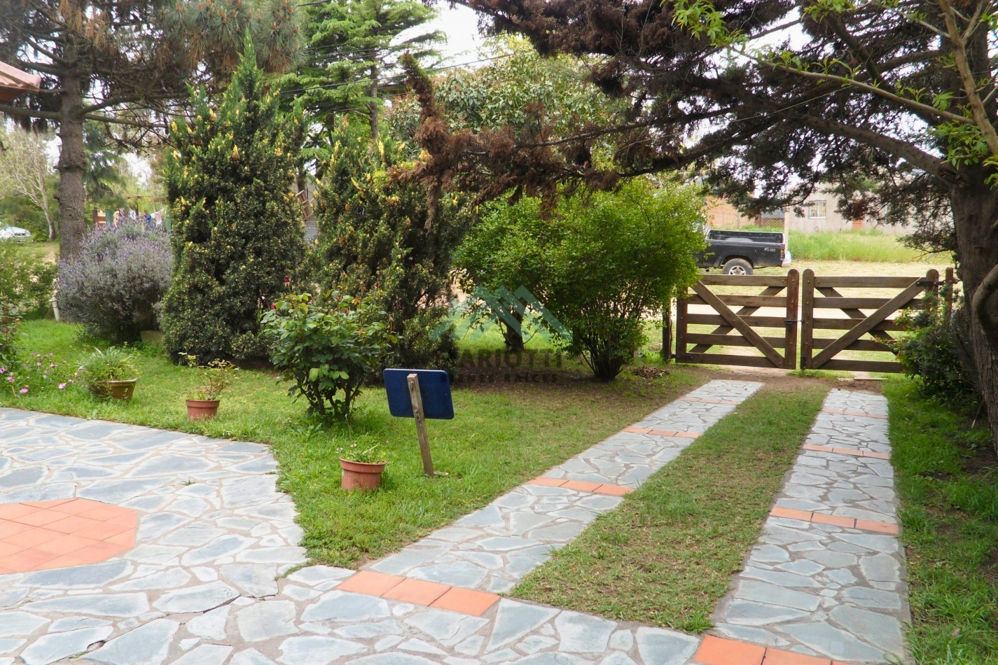 EN VENTA - OSTENDE - CASA Y DEPARTAMENTO EN LOTE MULTIFAMILIAR