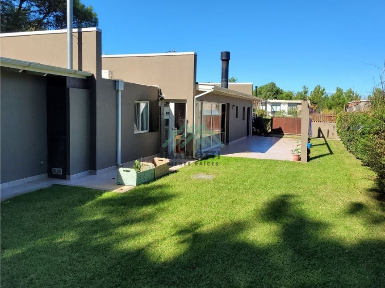 2027 - PINAMAR - EN ALQUILER - MODERNA CASA PARA 6 PERSONAS CON PILETA CERCADA