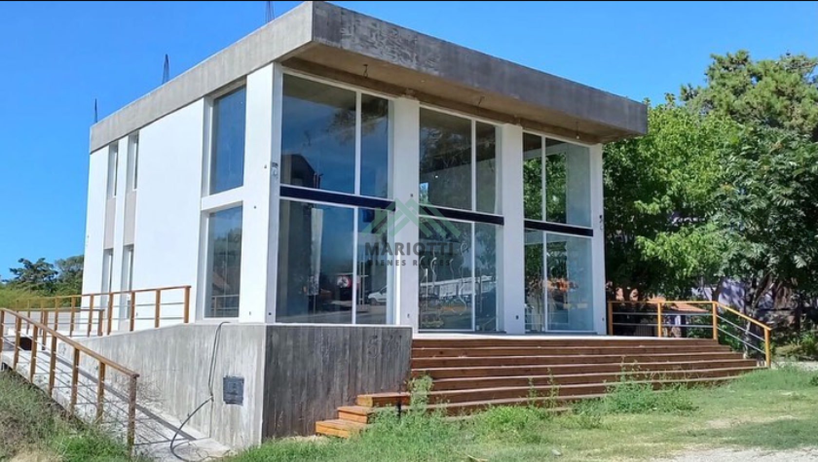 EN ALQUILER - ESPECTACULAR LOCAL DE 465M2 OSTENDE - PINAMAR