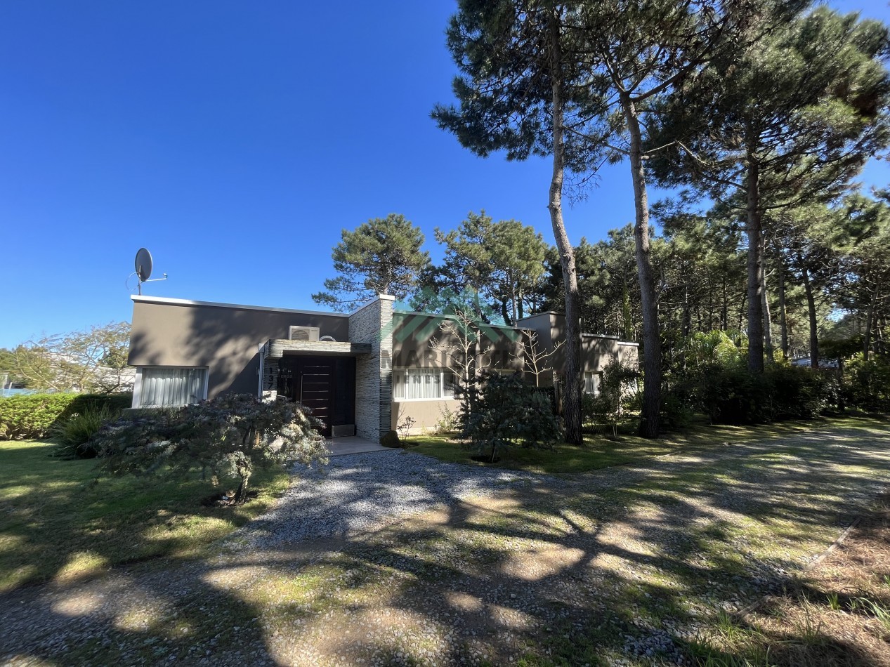 2027 - PINAMAR - EN ALQUILER - MODERNA CASA PARA 6 PERSONAS CON PILETA CERCADA