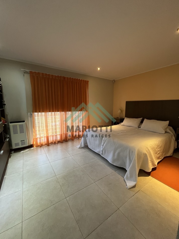 2027 - PINAMAR - EN ALQUILER - MODERNA CASA PARA 6 PERSONAS CON PILETA CERCADA
