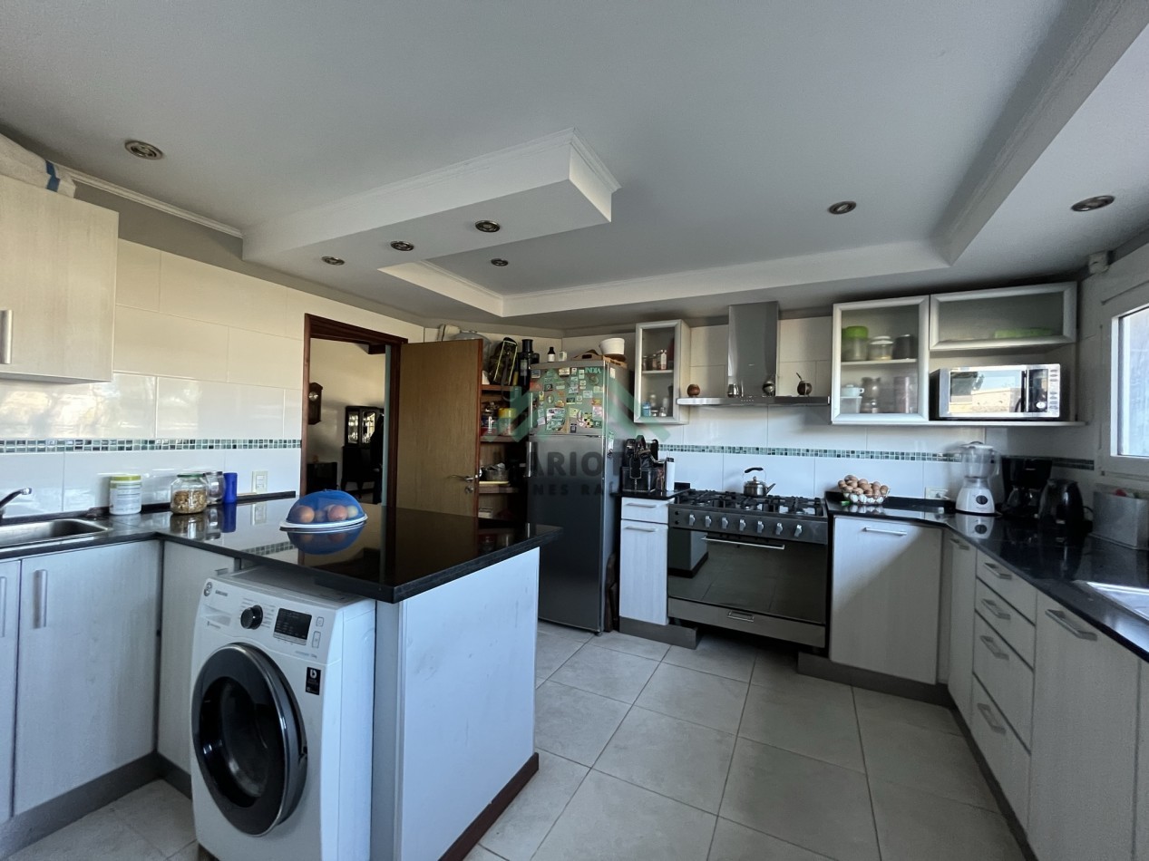 2027 - PINAMAR - EN ALQUILER - MODERNA CASA PARA 6 PERSONAS CON PILETA CERCADA