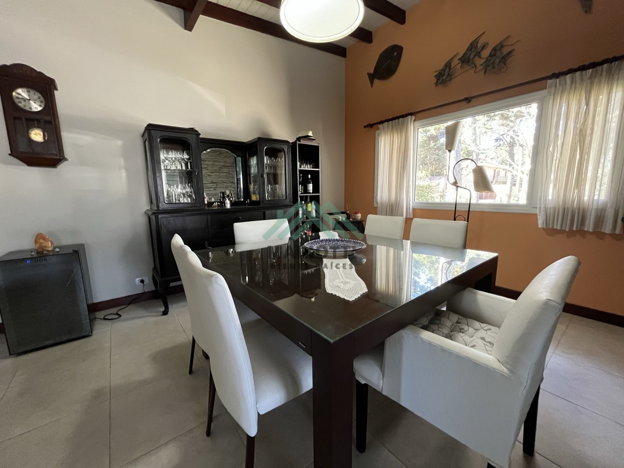 2027 - PINAMAR - EN ALQUILER - MODERNA CASA PARA 6 PERSONAS CON PILETA CERCADA