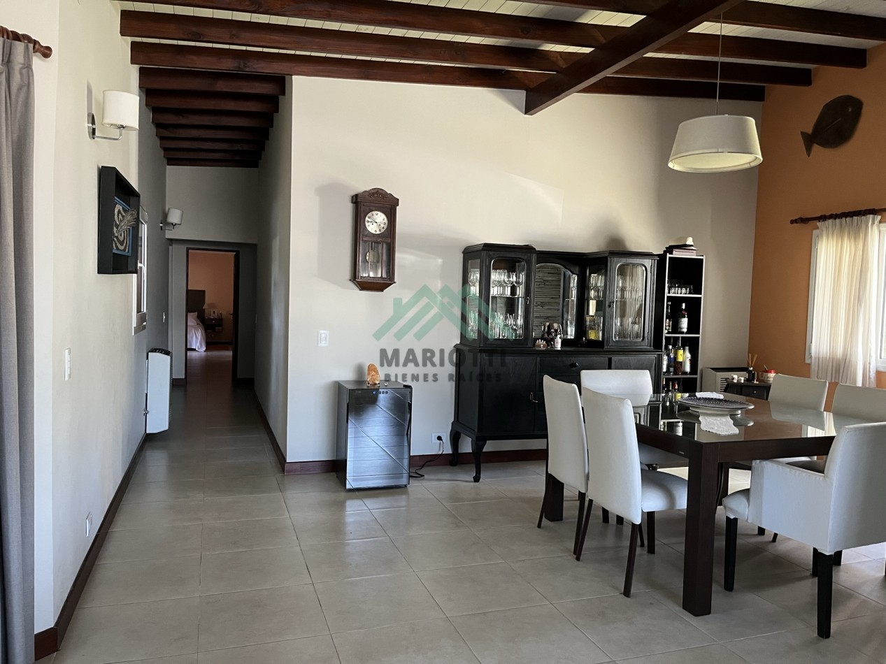 2027 - PINAMAR - EN ALQUILER - MODERNA CASA PARA 6 PERSONAS CON PILETA CERCADA