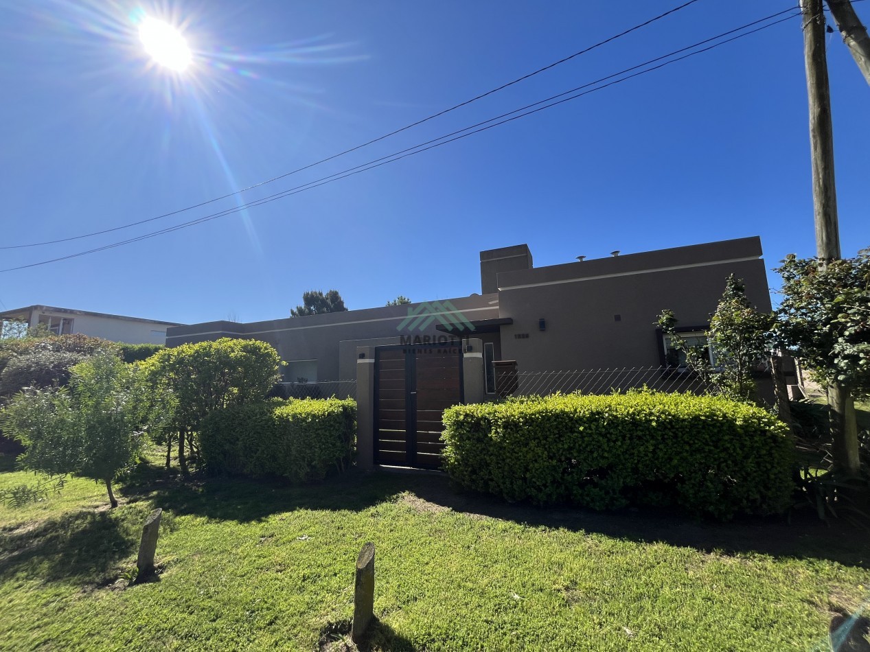 2026 - EN ALQUILER - PINAMAR - OSTENDE - MODERNA CASA 3 DORM 3 BAÑOS Y QUINCHO