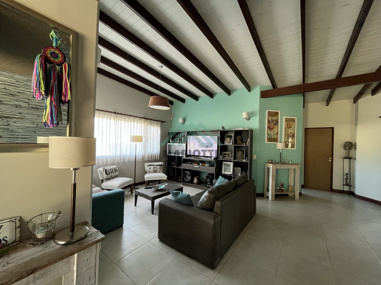 2027 - PINAMAR - EN ALQUILER - MODERNA CASA PARA 6 PERSONAS CON PILETA CERCADA