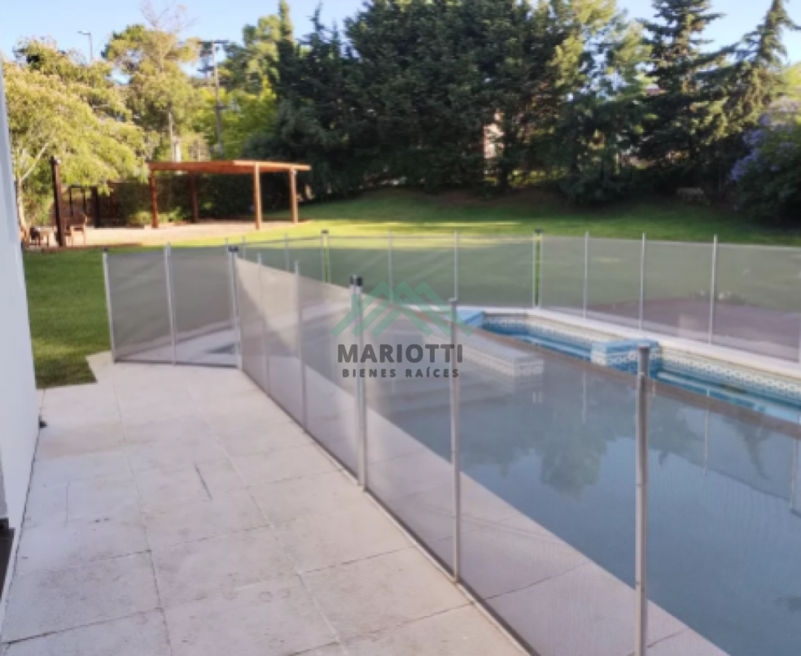 2027 - EN ALQUILER - PINAMAR ZONA NORTE - CASA 4 DORMITORIOS - PILETA