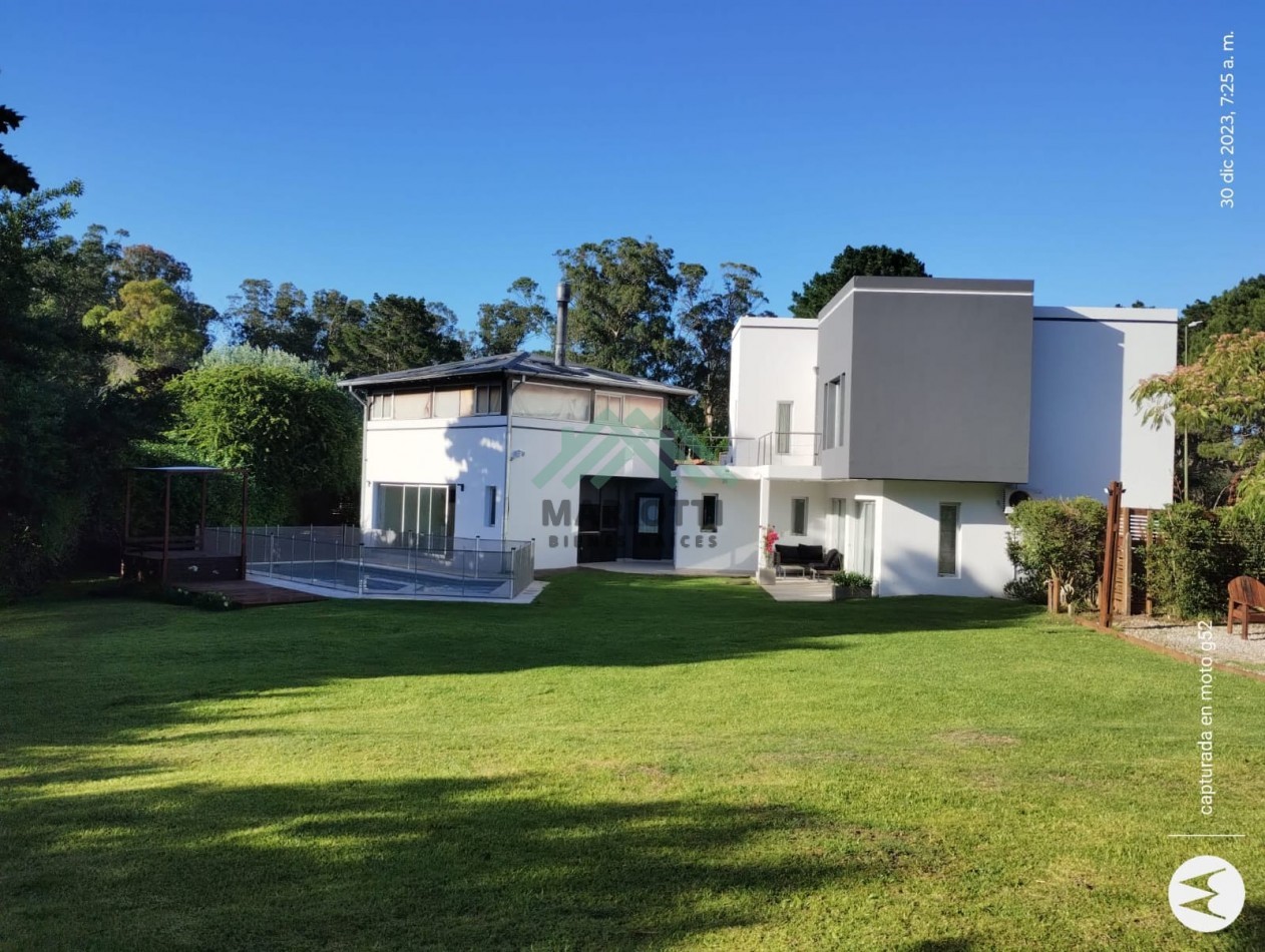 2027 - EN ALQUILER - PINAMAR ZONA NORTE - CASA 4 DORMITORIOS - PILETA