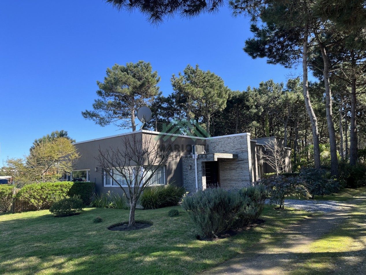 2027 - PINAMAR - EN ALQUILER - MODERNA CASA PARA 6 PERSONAS CON PILETA CERCADA