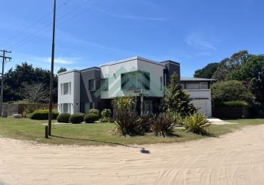 2027 - EN ALQUILER - PINAMAR ZONA NORTE - CASA 4 DORMITORIOS - PILETA