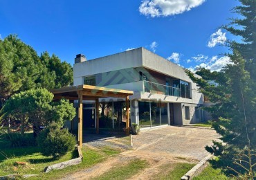 2026 - COSTA ESMERALDA - OPORTUNIDAD - EN VENTA - MODERNA CASA DE HORMIGON 