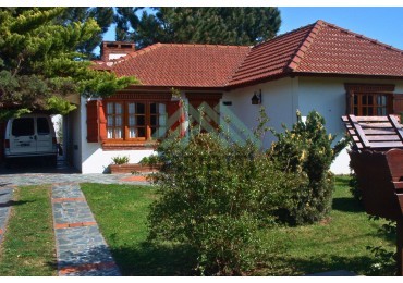 EN VENTA - OSTENDE -  CASA Y DEPARTAMENTO EN LOTE MULTIFAMILIAR