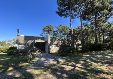 2026 - PINAMAR - EN ALQUILER MODERNA CASA PARA 6 PERSONAS CON PILETA CERCADA