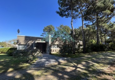 2027 - PINAMAR - EN ALQUILER - MODERNA CASA PARA 6 PERSONAS CON PILETA CERCADA
