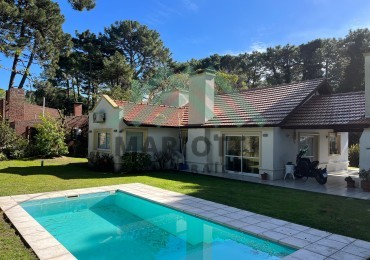 2026 - Pinamar  - En Alquiler - Casa Zona Norte Para 6 Personas Con Pileta