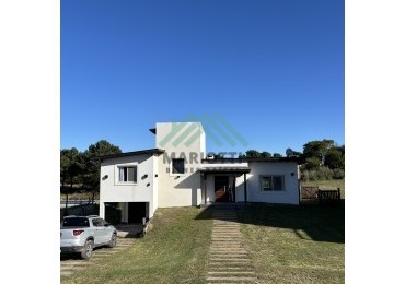 EN VENTA - COSTA ESMERALDA - GOLF I - CASA 3 DORMITORIOS Y PILETA